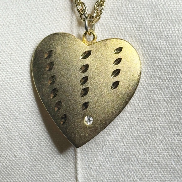 Vintage Elegant Gold Heart Pendant Necklace. Great vintage Condition - Picture 3 of 10